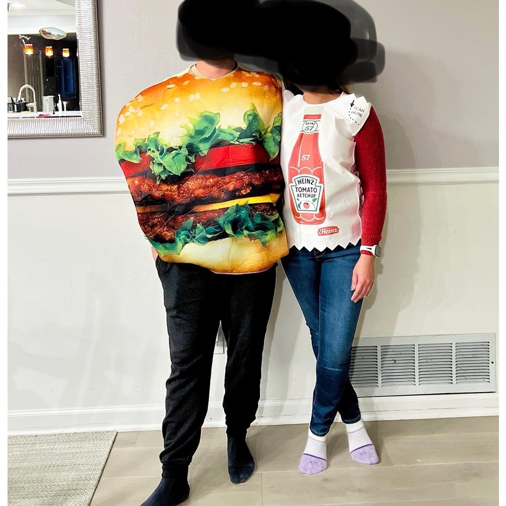 Burger and Ketchup Costume Duo
Burger-suze L and ketchup-xs/s